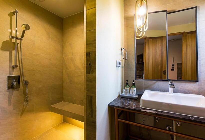 סטודיו דלוקס, Gategaa Village