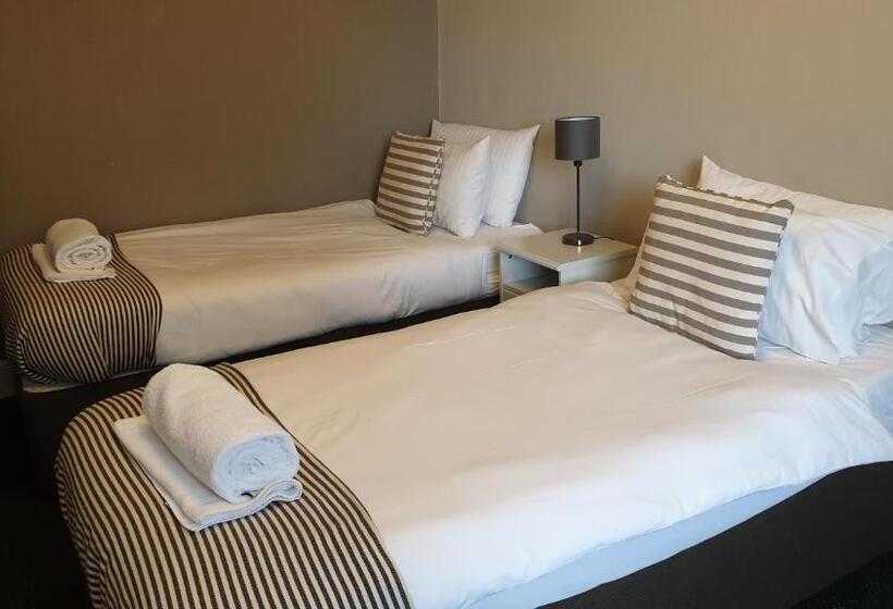 Standart Oda, The Grapes Pub