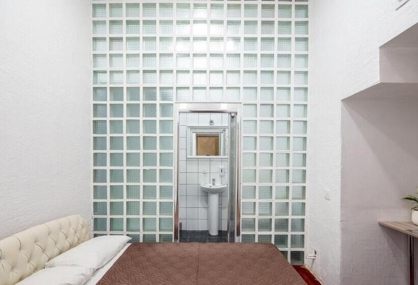 اتاق اکونومی, Mezzanine