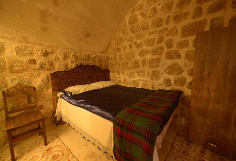 اتاق اکونومی, Merdi̇n Bouti̇que