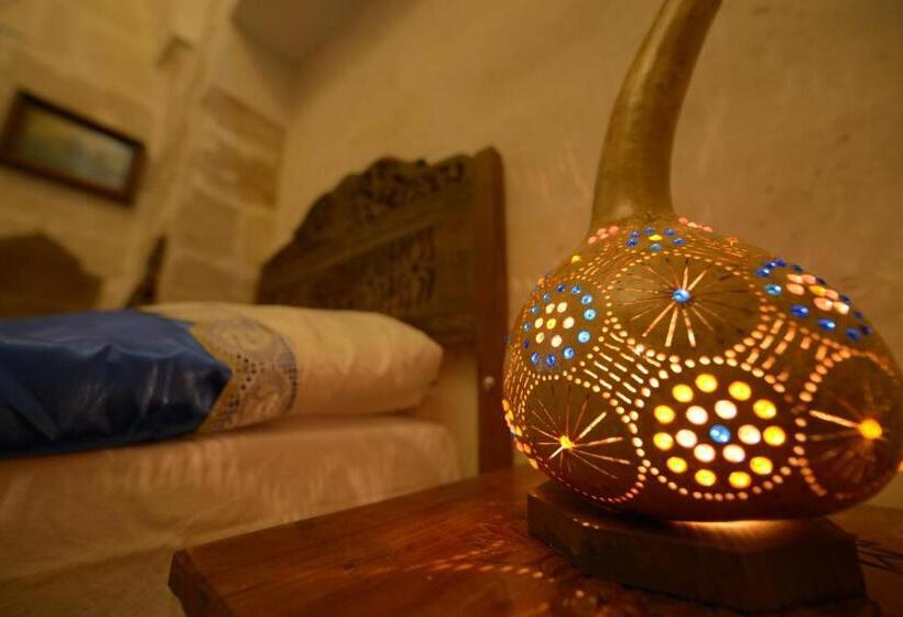 اتاق لوکس سه تخته, Merdi̇n Bouti̇que