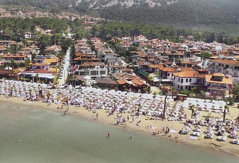 Camera Deluxe, Mevsim Otel