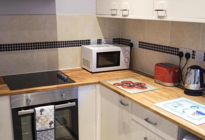 标准三人间, Tunnard House