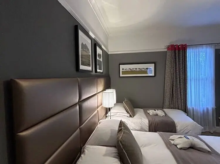 اتاق استاندارد سه نفره, Worth House
