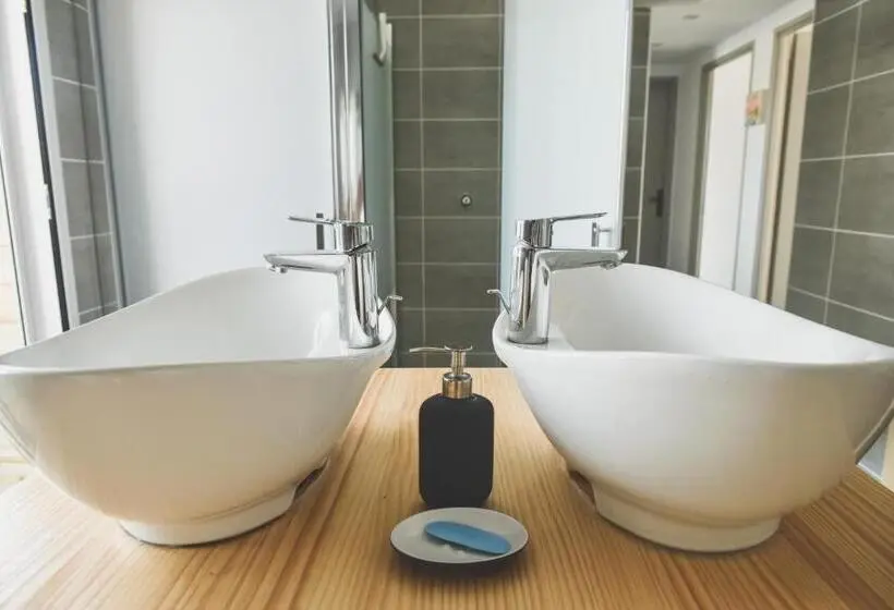 ルームシェアのワンベッド, Bodygo Surfhouse