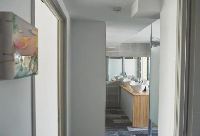 ルームシェアのワンベッド, Bodygo Surfhouse