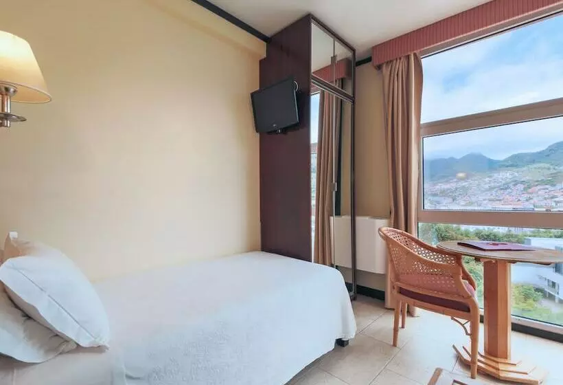 Standard Yhden Hengen Huone, Dom Pedro Madeira
