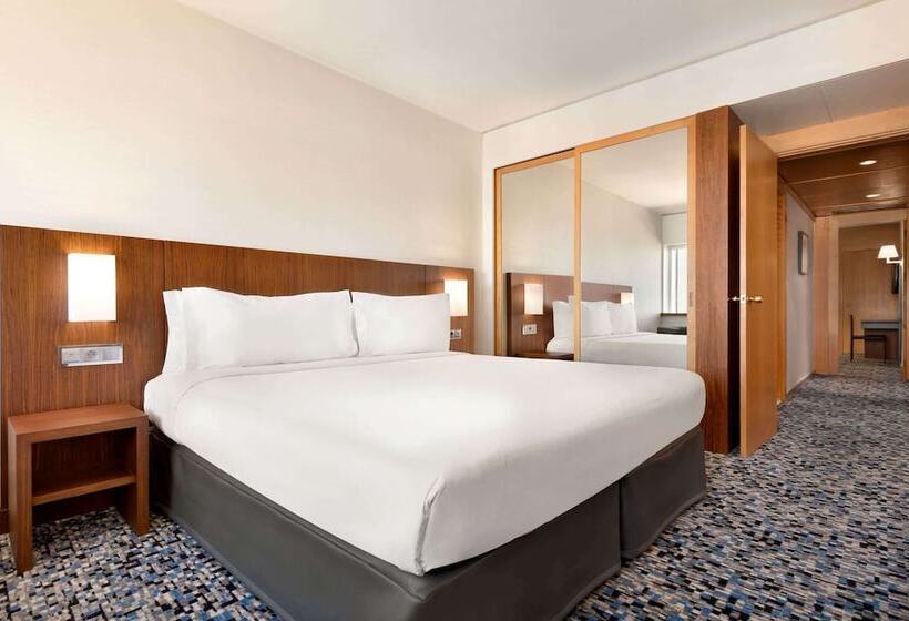 سوئیت با چشم‌انداز رودخانه, Ramada By Wyndham Lisbon