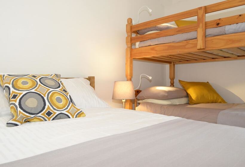 Quarto Familiar, Gallt Y Glyn Hostel