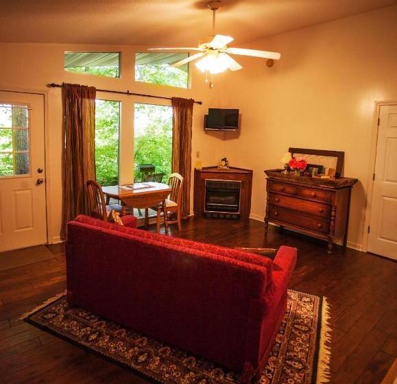 منزل غرفة نوم واحدة, Nolichuckey Bluffs Bed & Breakfast Cabins