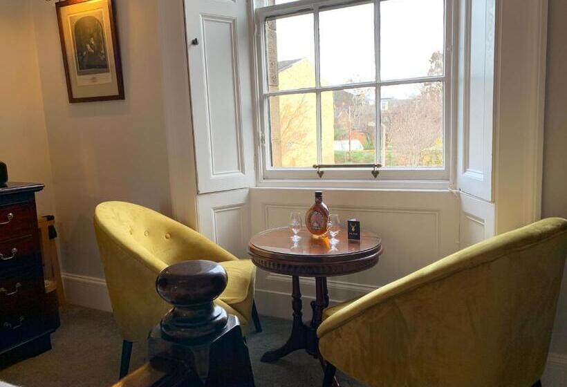 高级客房, 23 Mayfield