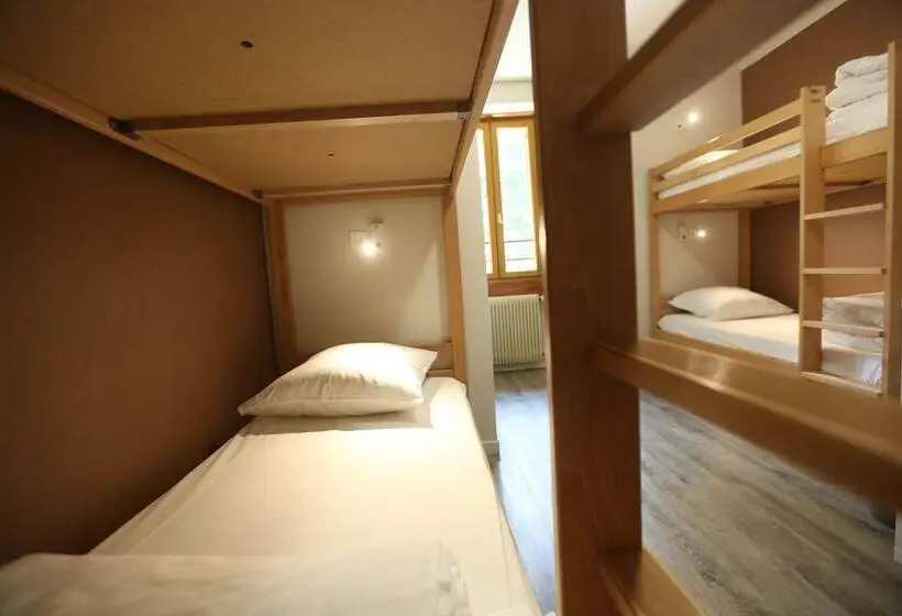 Bed in een Gedeelde Kamer, 1861 Chatel Hostel