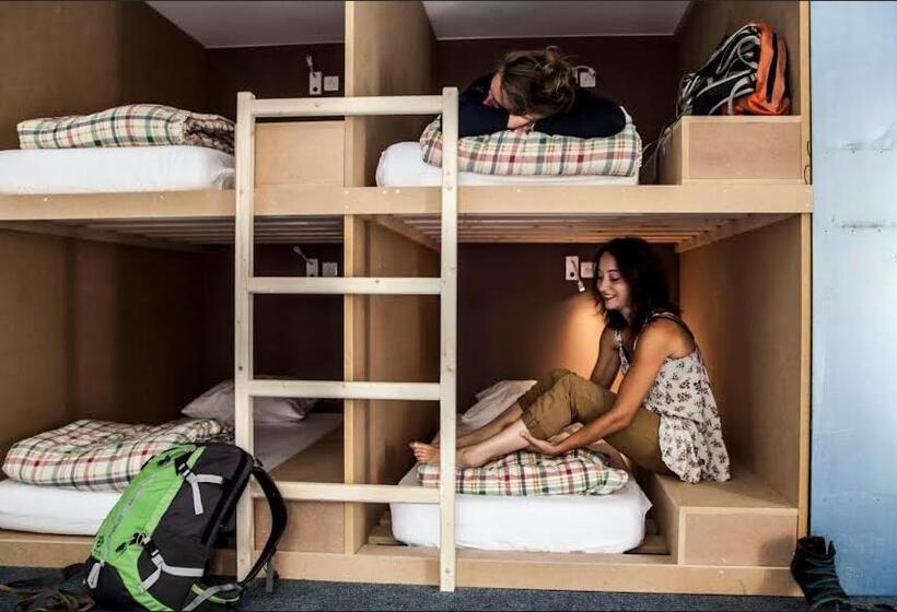 تختخواب در اتاق مشترک, 1861 Chatel Hostel