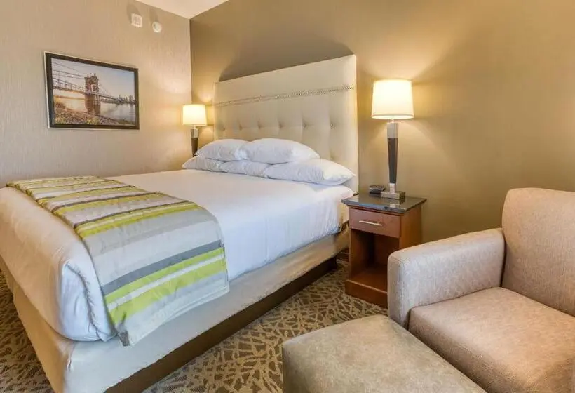キングサイズベッドのデラックスルーム, Drury Inn & Suites Cincinnati Northeast Mason