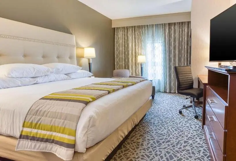 キングサイズベッドのデラックスルーム, Drury Inn & Suites Cincinnati Northeast Mason