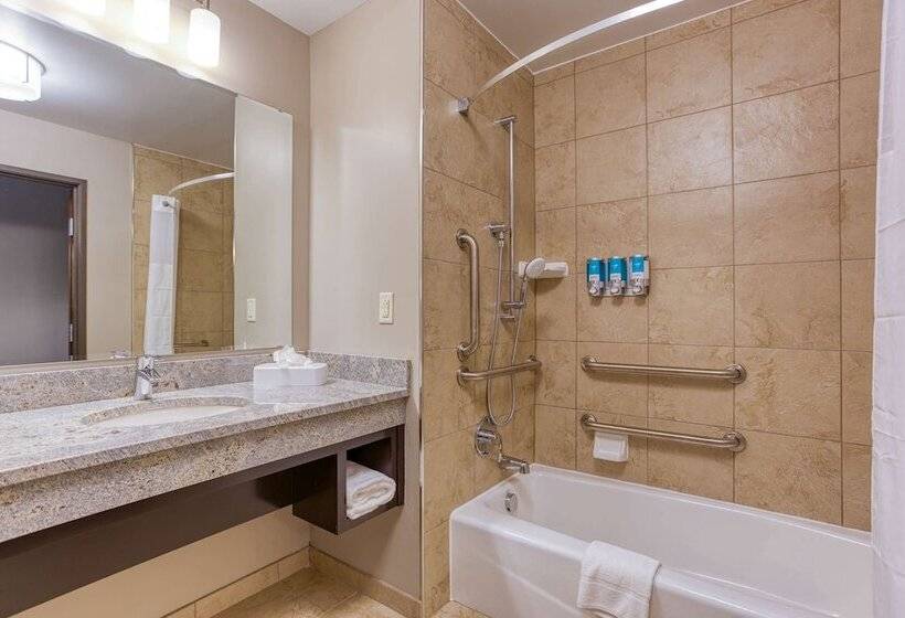 Номер Deluxe, Drury Inn & Suites Cincinnati Northeast Mason