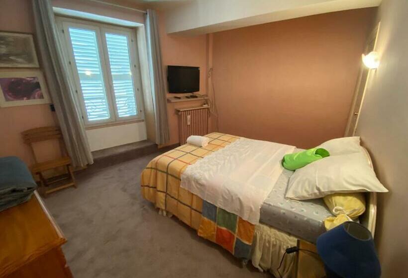 דירת חדר, Four A Ban