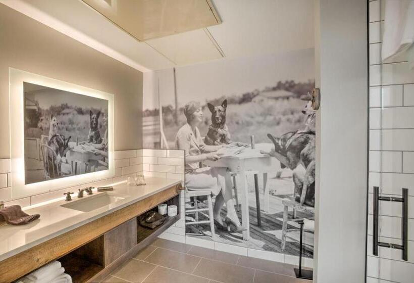 جناح جونيور مزوَّد بشرفة, Crosby