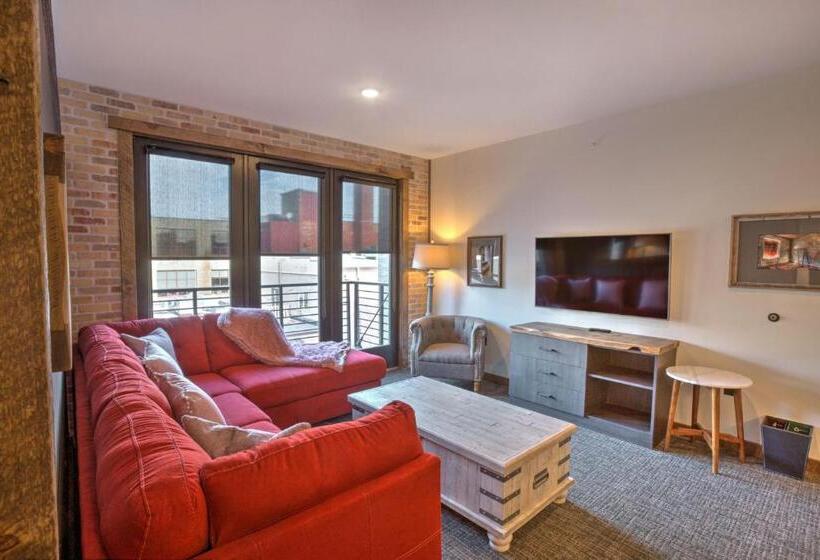 جناح سوبيريور, Crosby