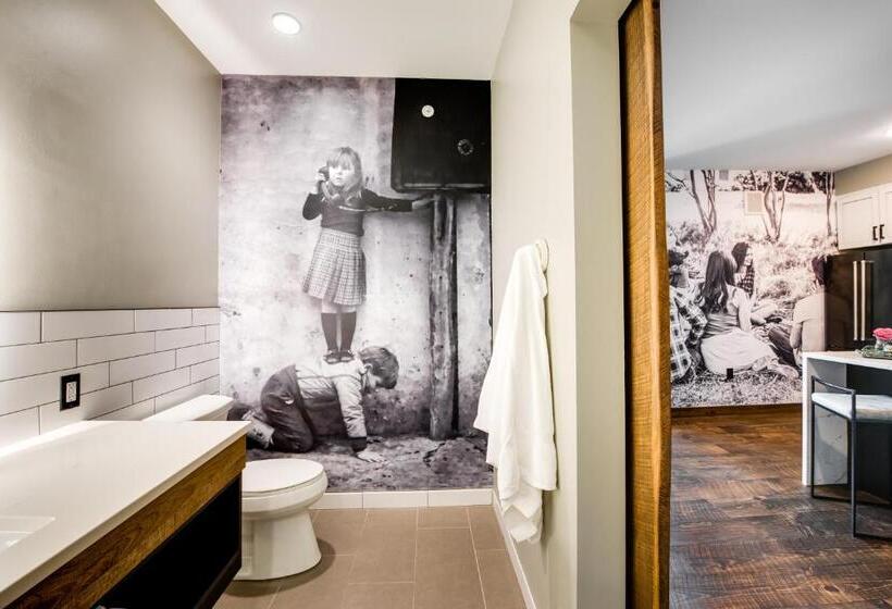 جناح ديلوكس, Crosby