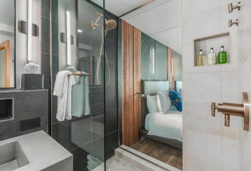 带特大床的标准间, Headlands Coastal Lodge & Spa