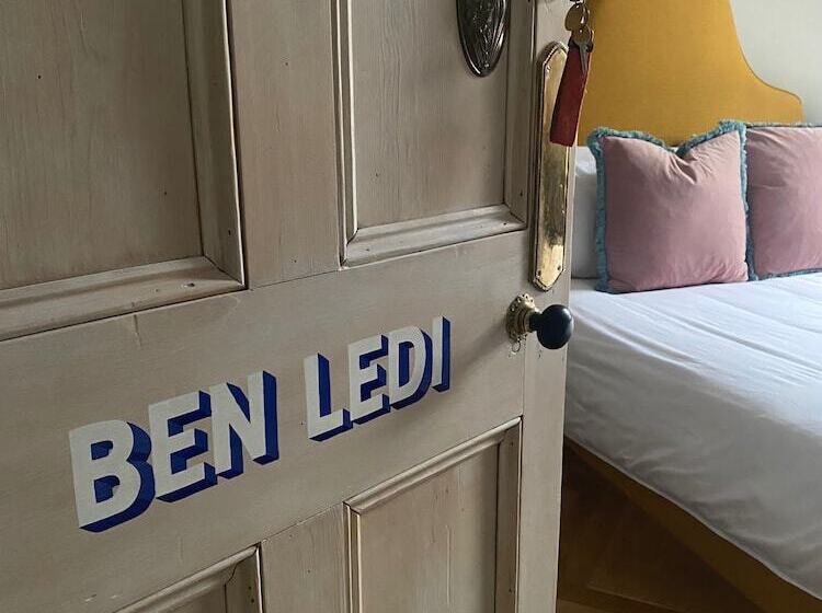 غرفة قياسية حمام مشترك, Ben A An House