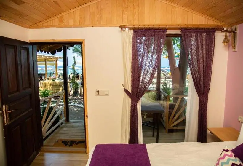 オーシャンビューデラックスルームバルコニー付き, Kara Kedi Beach Bungalow