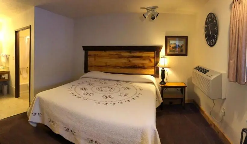 اتاق استاندارد با تخت بزرگ, Yellowstone Village Inn And Suites