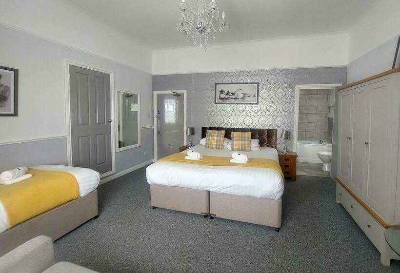 חדר משפחתי, The Black Lion Royal