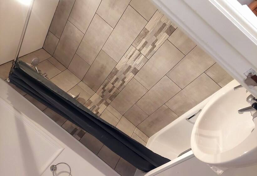 חדר משפחתי, The Black Lion Royal