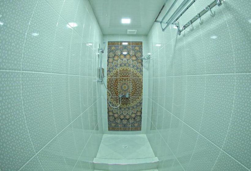 סוויטה, Manija Hostel