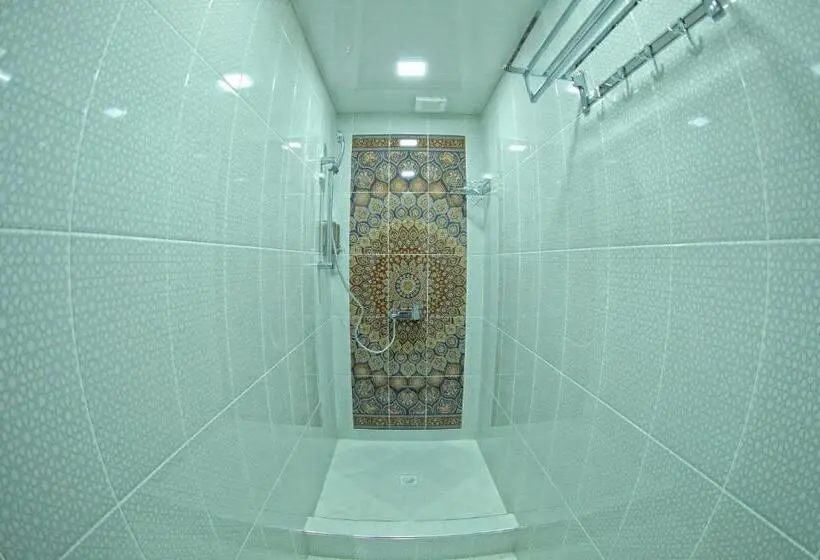 سوییت, Manija Hostel