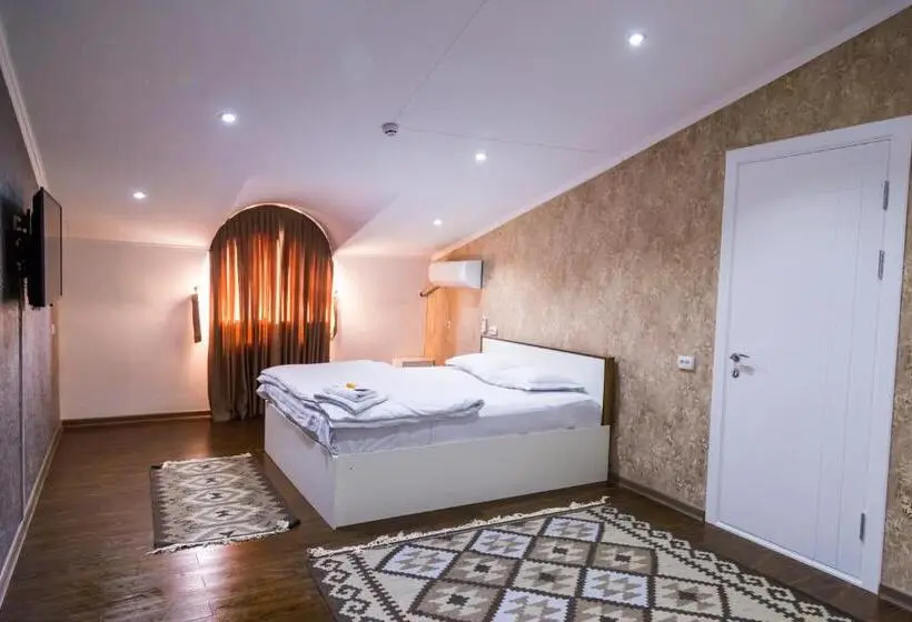 سوییت, Manija Hostel