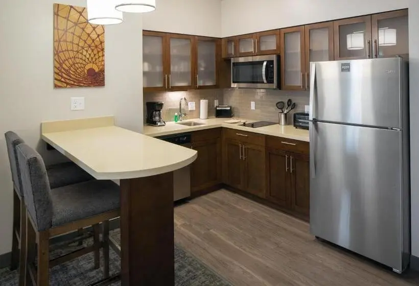 キングサイズベッドのスイートルーム, Staybridge Suites Phoenix – Biltmore Area, An Ihg