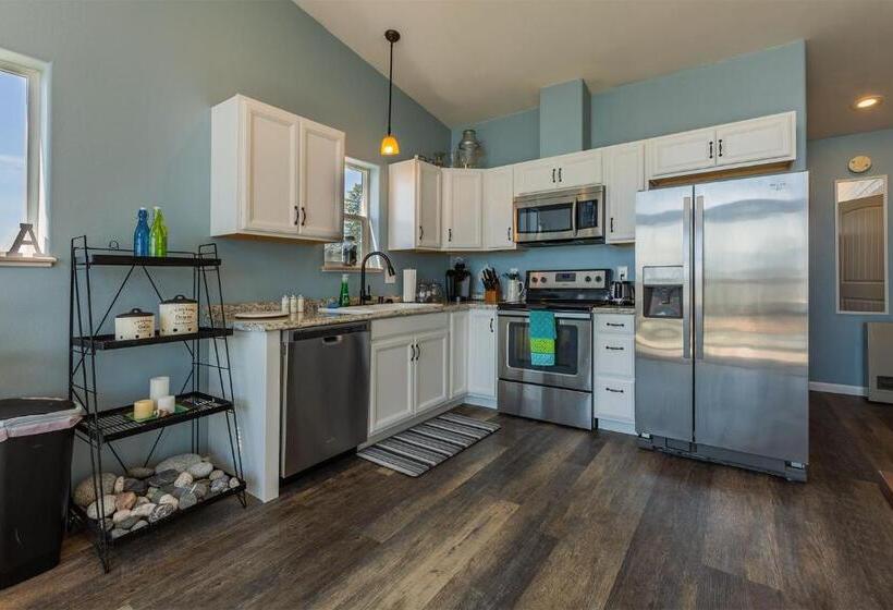 شقة دور أخير غرفة نوم واحدة, The Lighthouse