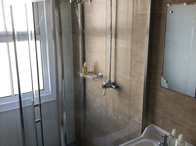 اتاق خانوادگی, Newton House Oxford