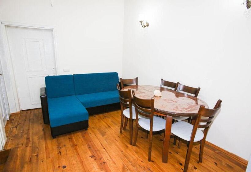 خانه 3 خوابه, Gold Coast Hostel