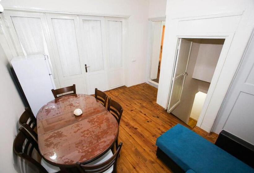 خانه 3 خوابه, Gold Coast Hostel