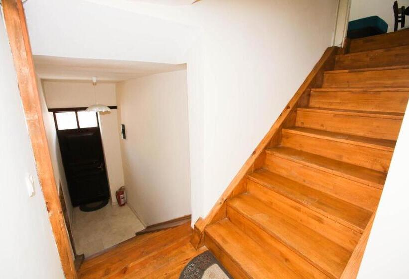 خانه 3 خوابه, Gold Coast Hostel