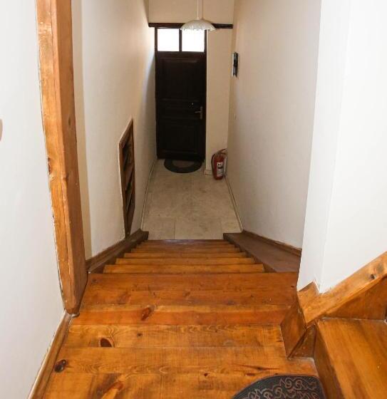 خانه 3 خوابه, Gold Coast Hostel