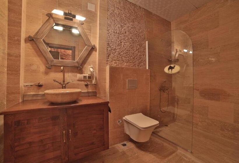 Standard Neljän Hengen Huone, Caravanserai Inn