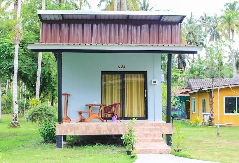 اتاق لوکس سه تخته, Koh Kood Far East Resort