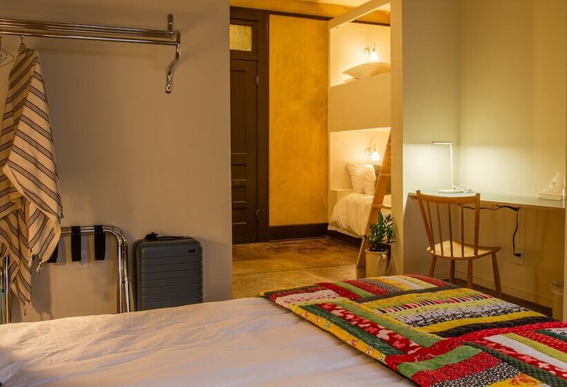 غرفة عائلية, Travelers