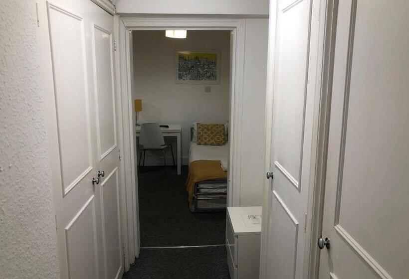 اتاق عادی, Kensington Gardens