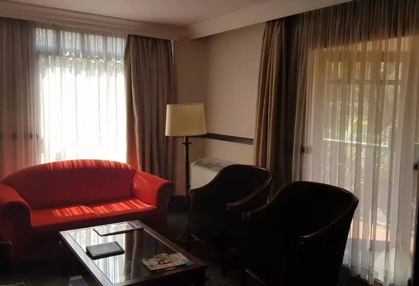 スイート, Court Classique Suite