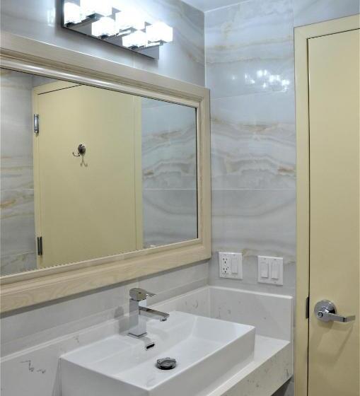 غرفة قياسية, Lic Plaza