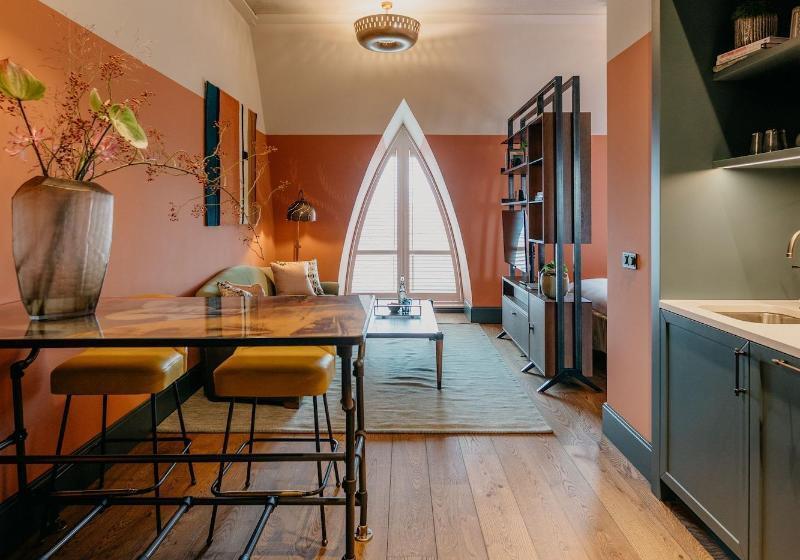 استودیوی استاندارد, The July   Boat & Co