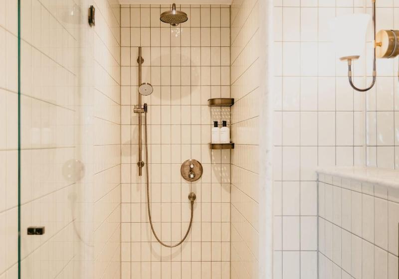 استودیوی استاندارد, The July   Boat & Co