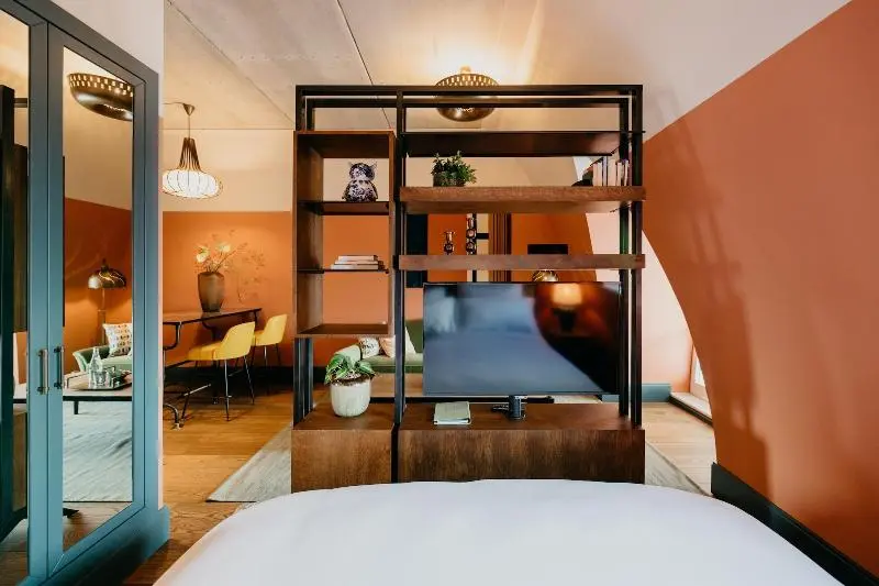 Standard-studio, The July   Boat & Co