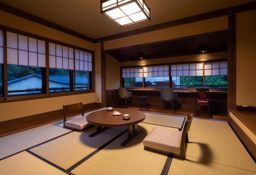 اتاق استاندارد چهار تخته, Ryokan Nanjoen